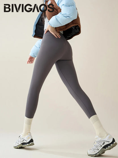 Person wearing gray leggings with a beige background and 'BIVIGAOS' branding.