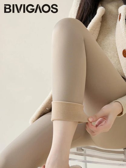 Person wearing beige leggings with a blurred background and 'BIVIGAOS' branding.